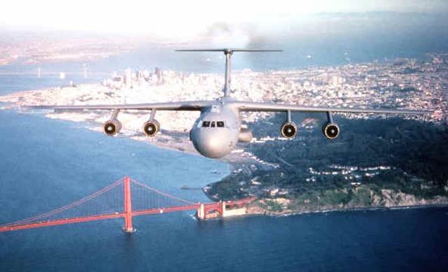 24-5-2002-9-55-c-141_starlifter_over_golden_gate_bridge
