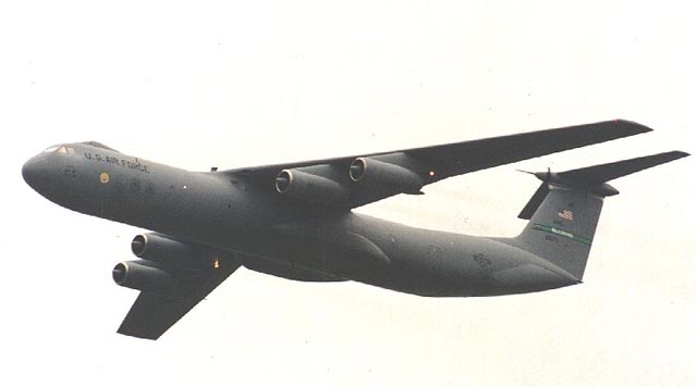 30-5-2002-8-54-c-141b_starlifter_fly-past