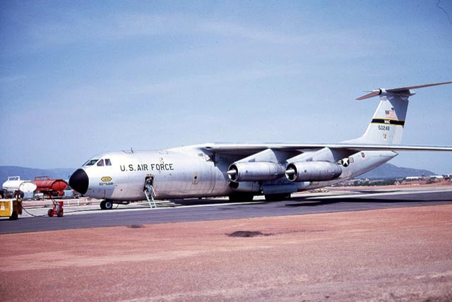 C-141_Starlifter_Phu_Cat