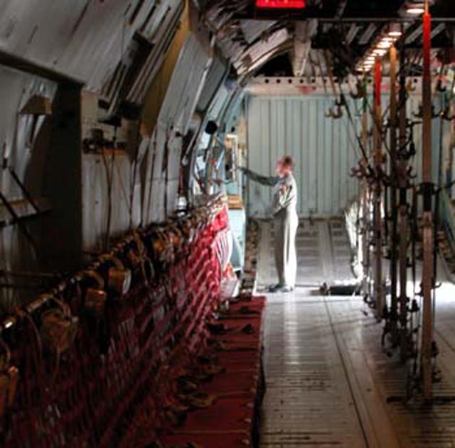 Loadmaster%20checks%20plane