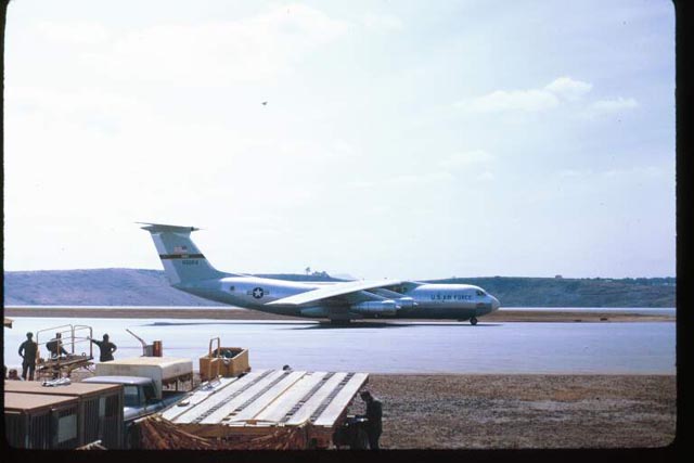 29_5_2002_9_19_c_141a_starlifter_taxiing_at_pleiku_ab